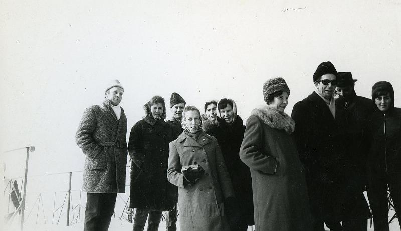 KKE 2313.jpg - Fot. Wycieczka. Od lewej: pierwszy Witold Kołakowski – tata Janusza Kołakowskiego, Karkonosze, 1971 r.